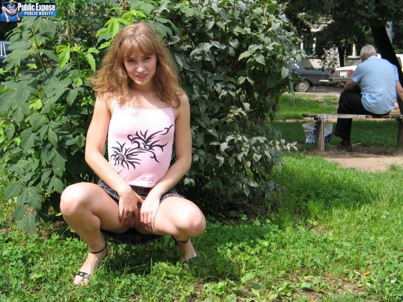 ブロンドの女性は、公共の場で彼女のプッシーと小さな乳房を示す
 #73800864