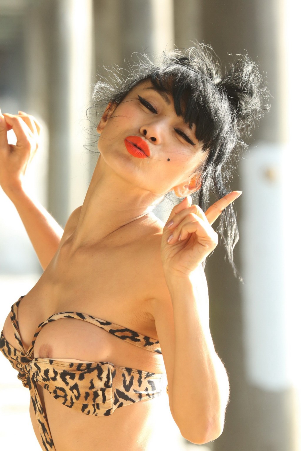 Bai Ling Nippel-Slip in winzigem Badeanzug mit Tiermuster
 #75141619