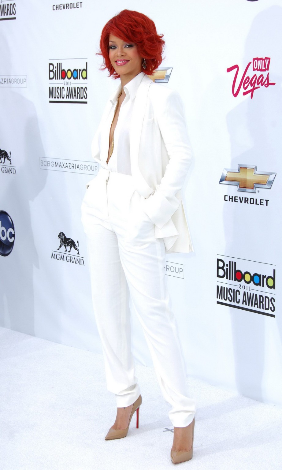Rihanna actuando con botas blancas fuckme en los premios billboard music 2011
 #75303508