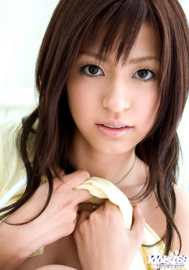 Süßes japanisches Mädchen mit einem herrlichen Körper
 #69937653