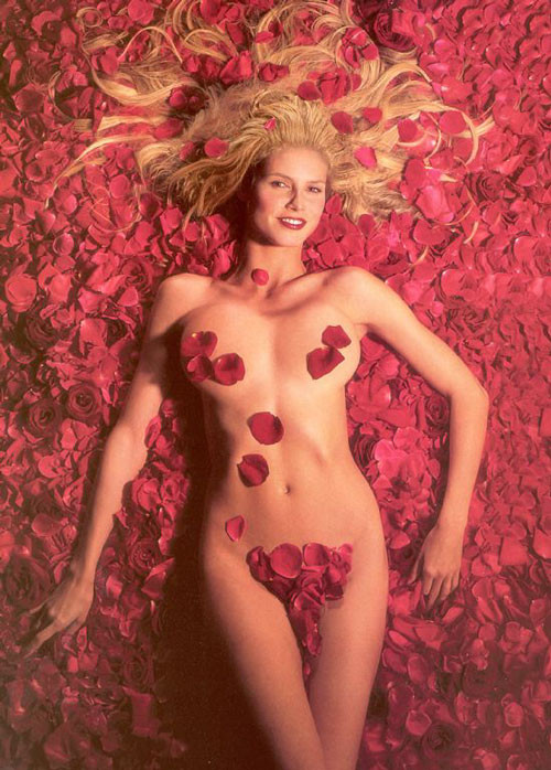 Heidi klum montrant ses beaux gros seins et posant nue dans des fleurs
 #75415298