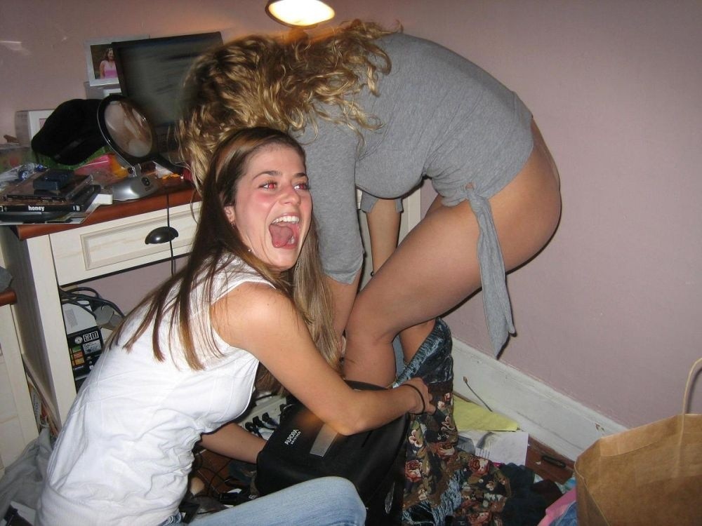 狂ったように酔っぱらった女たちが、大学の共同パーティで暴れまわる
 #76399959