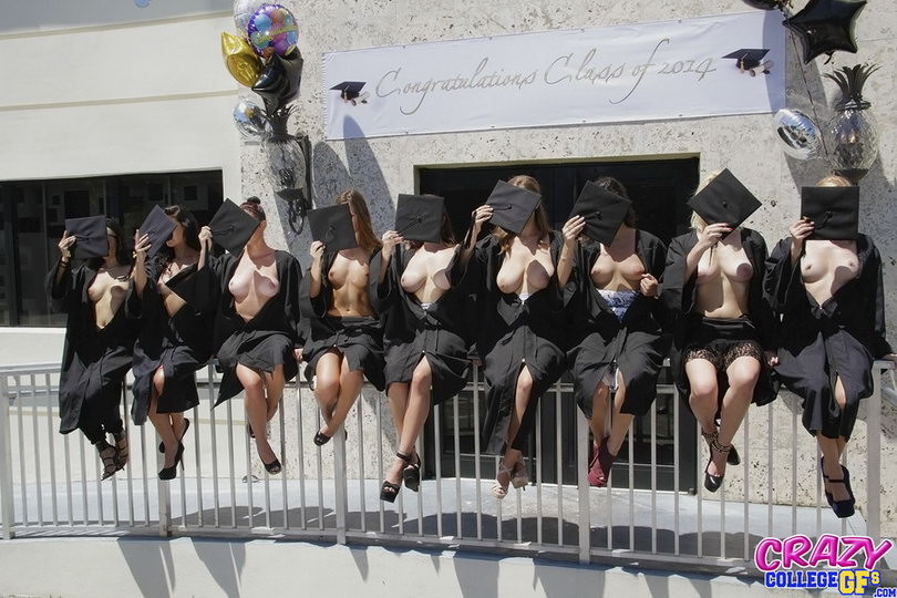 Vere ragazze del college che scopano durante la laurea
 #73470708