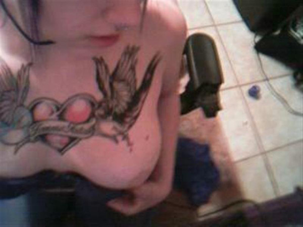 鏡に向かってポーズをとるTatooed emo girlfriends
 #67195212