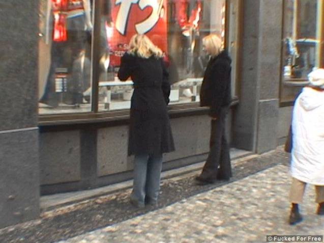 Zwei Euro-Blondinen teilen sich Schwanz für Geld
 #74074085