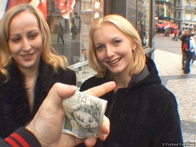 Deux euro blondes partagent une bite pour de l'argent
 #74074095