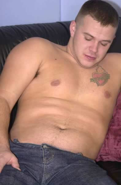 Amateur cachondo masturbando su polla
 #77007650