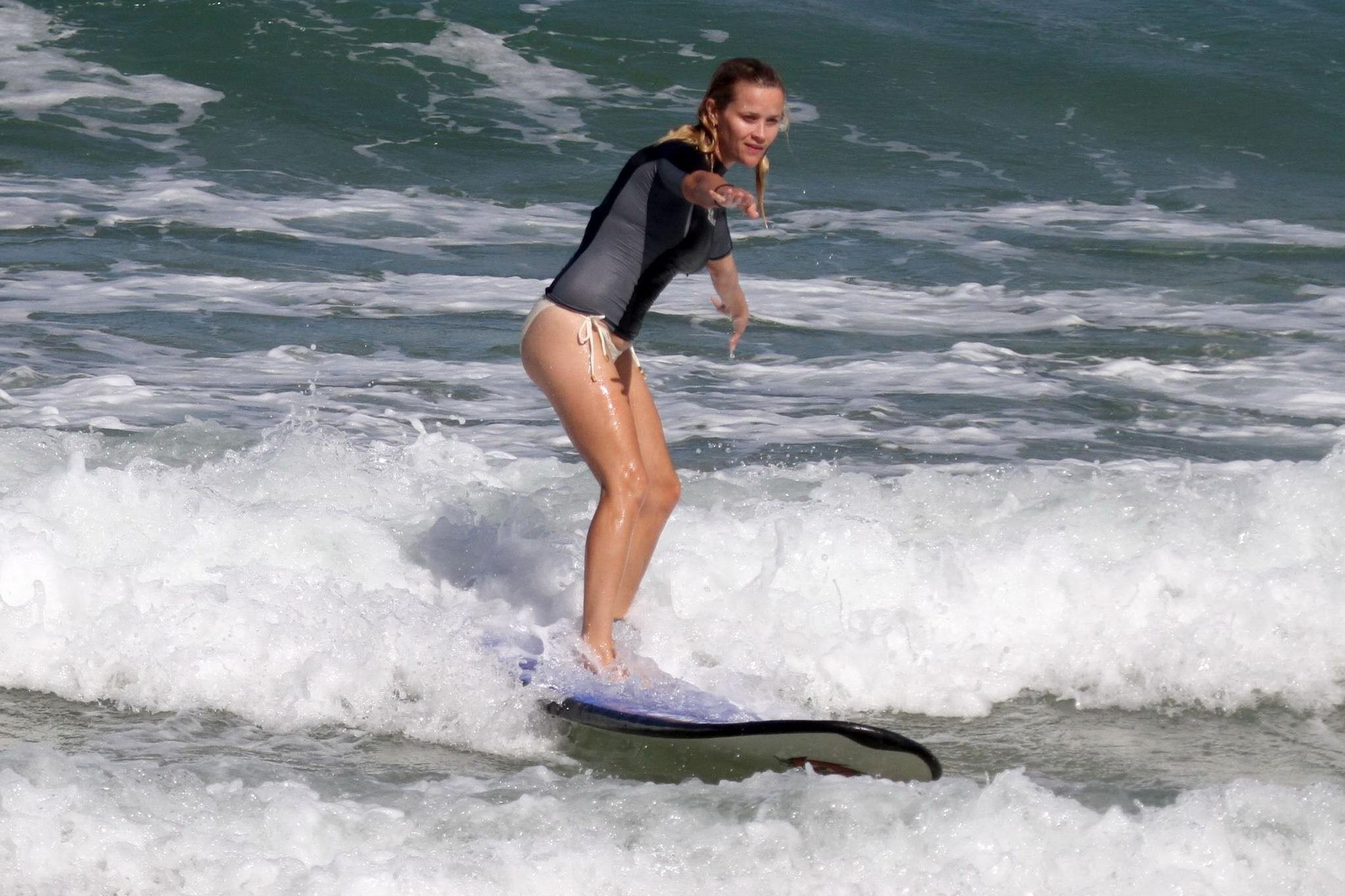 Reese Witherspoon montre ses fesses en surfant à Hawaï
 #75291202