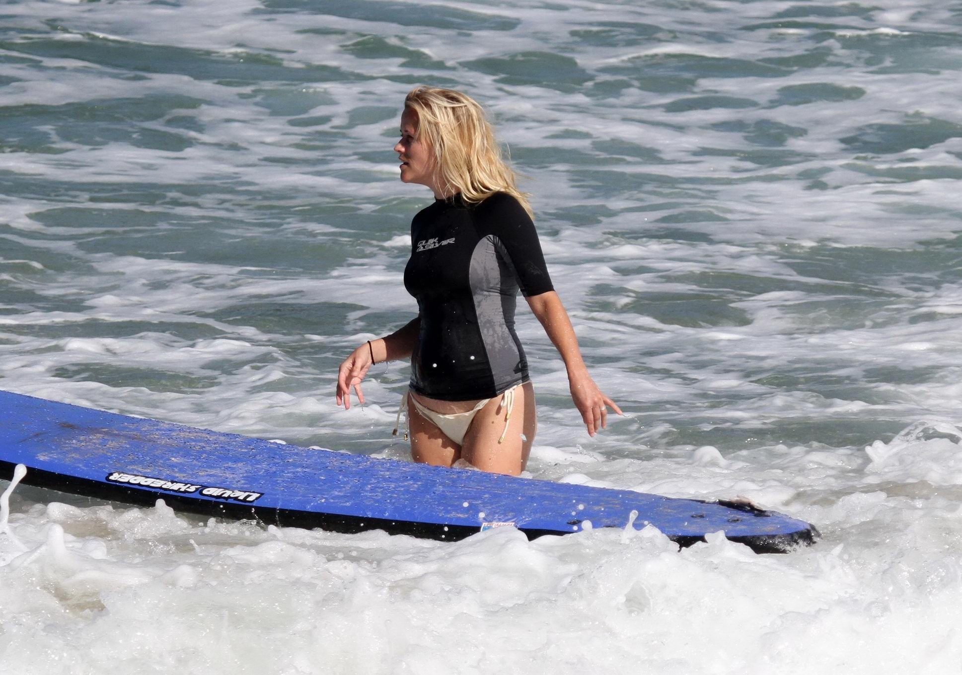 Reese Witherspoon montre ses fesses en surfant à Hawaï
 #75291238