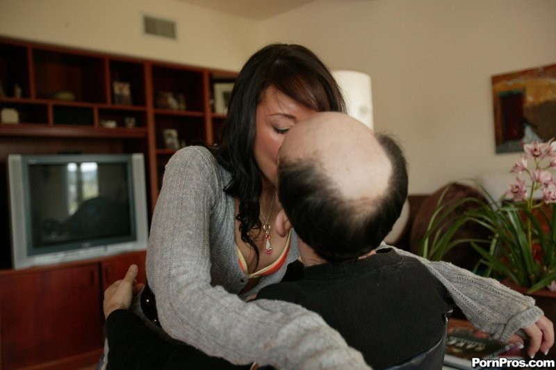 La jeune pervers Jesse Jordan baise une personne âgée en fauteuil roulant.
 #77451914