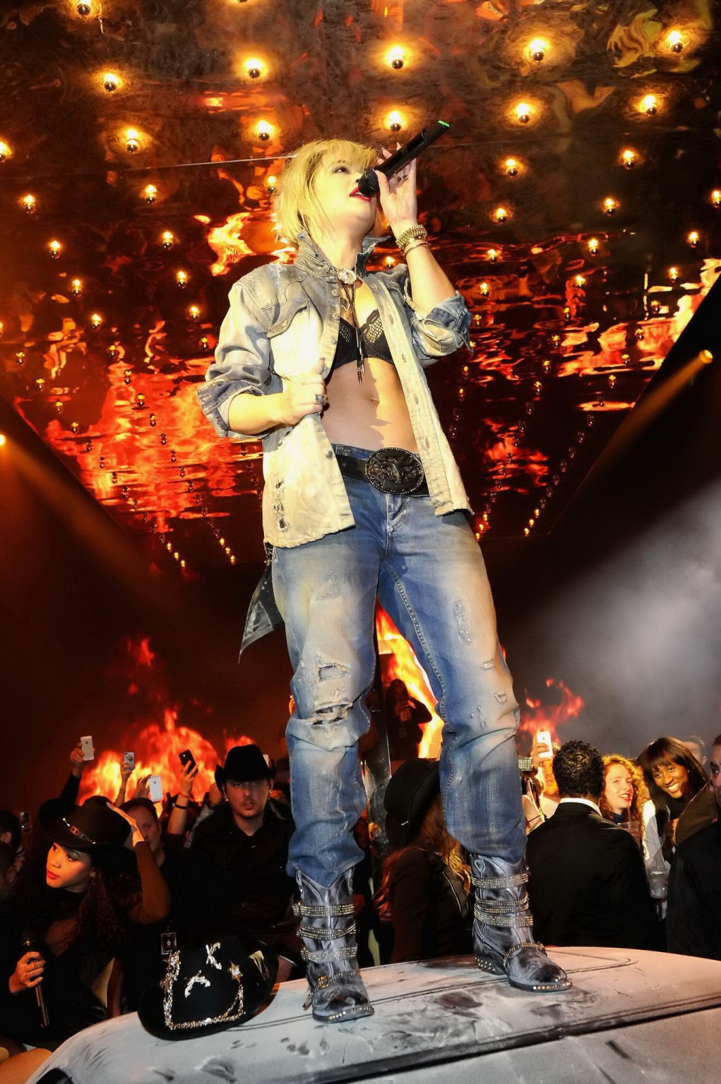 Rita Ora trägt einen schwarzen BH und zerrissene Jeans während ihres Auftritts bei der philipp plein fash
 #75203732