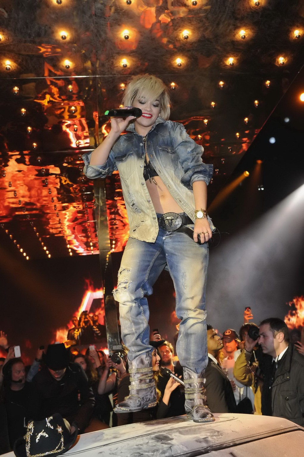 Rita Ora trägt einen schwarzen BH und zerrissene Jeans während ihres Auftritts bei der philipp plein fash
 #75203788