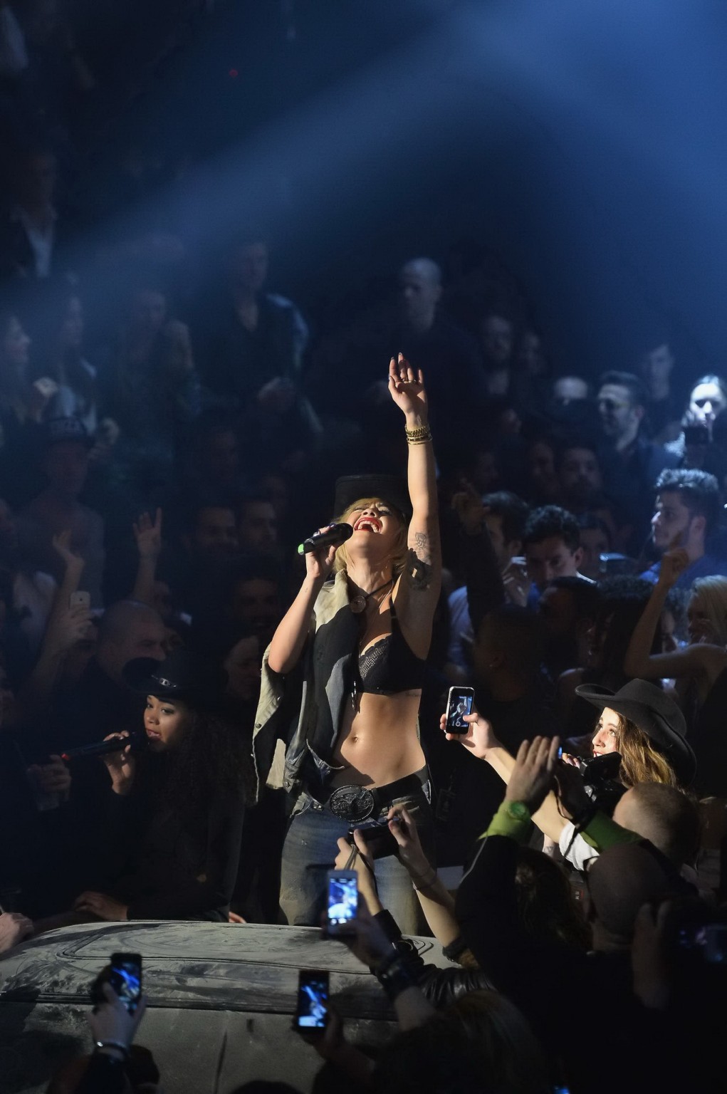Rita Ora trägt einen schwarzen BH und zerrissene Jeans während ihres Auftritts bei der philipp plein fash
 #75203794