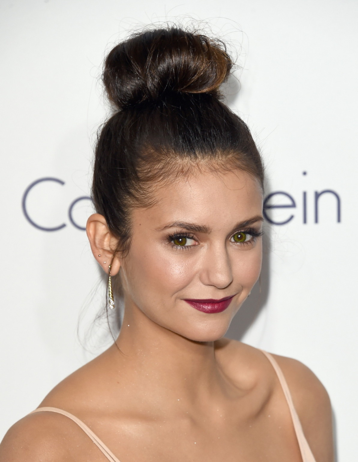 Nina dobrev en buste dans une robe décolletée couleur chair
 #75151400