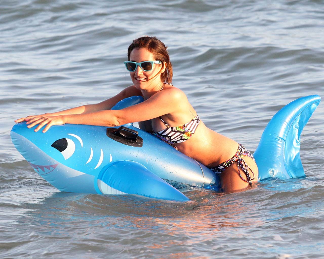 Ashley tisdale posant en bikini et montrant son corps sexy et son joli cul
 #75297853