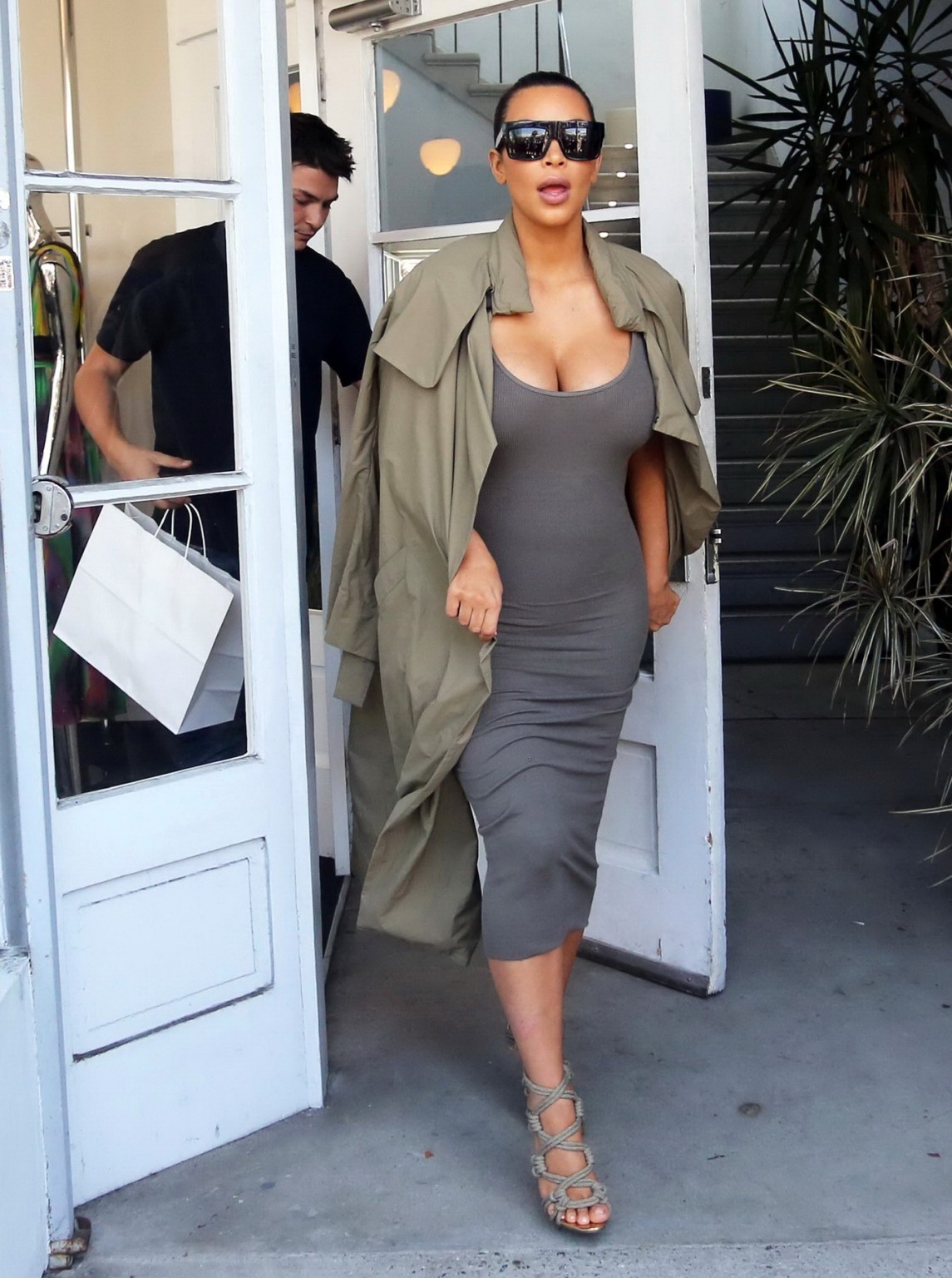 Kim kardashian busty mostrando pokies e scissione enorme
 #75157707