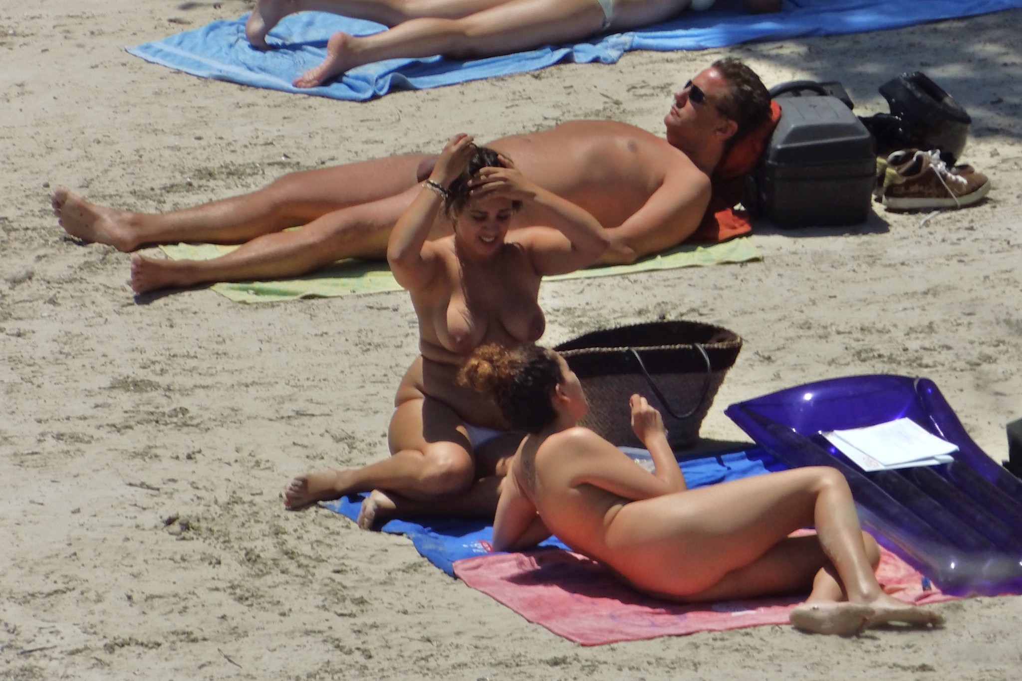 Beobachten Sie diese FKK-Mädchen reiben Sand auf ihren Körper
 #72242191
