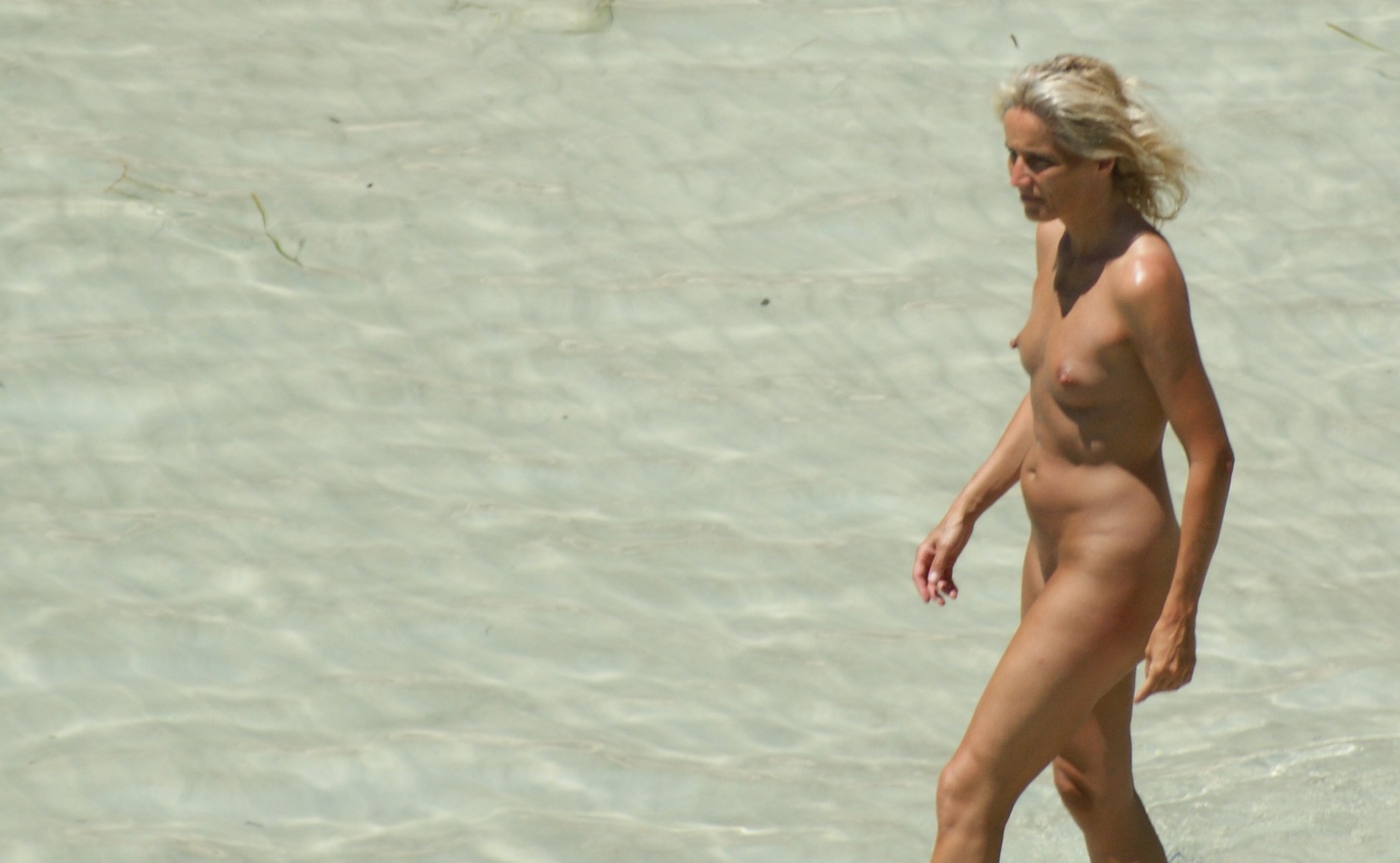 Mira a esta chica nudista frotando la arena en su cuerpo
 #72242208