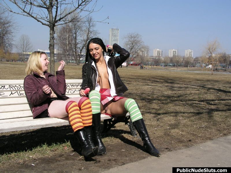 Deux lesbiennes impudiques s'excitent l'une l'autre et s'amusent sur le banc.
 #76741265