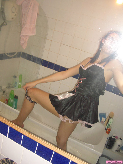 Joven amateur sola posando en lencería sexy sesión fetiche
 #78307757