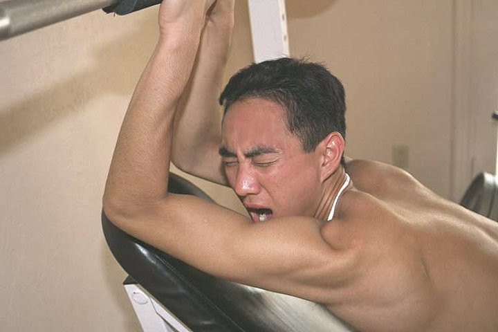 Un rubio euro twink chupando y follando a un amigo asiático en un gimnasio
 #76914008