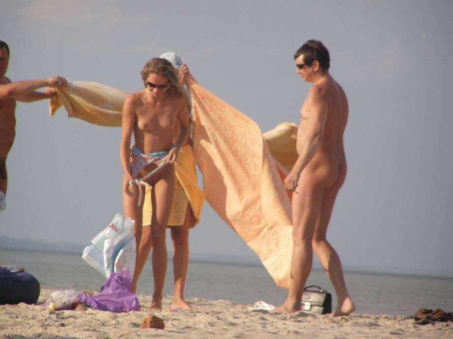 Amateur-Paar posiert nackt an einem öffentlichen Strand
 #72251466