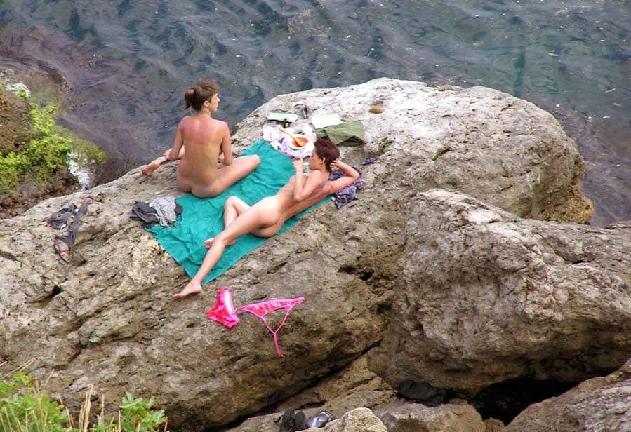 Coppia amatoriale in posa nuda in una spiaggia pubblica
 #72251521