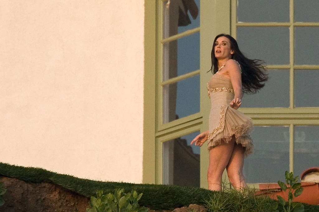 Demi moore exponiendo sus bonitas piernas en minifalda y sus grandes tetas
 #75368251