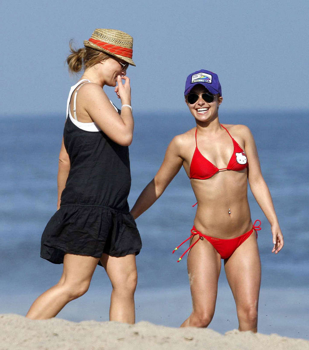 Hayden panettiere sexy en bikini rouge sur la plage et en jupe haute tirée par des paparazzi
 #75346120