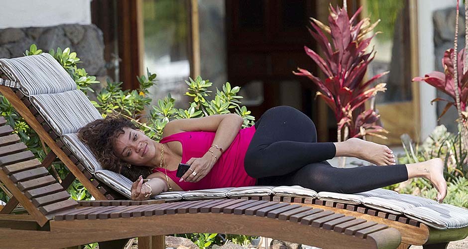 Rihanna liegt auf dem Bett und zeigt ihren verdammt sexy Arsch
 #75276173