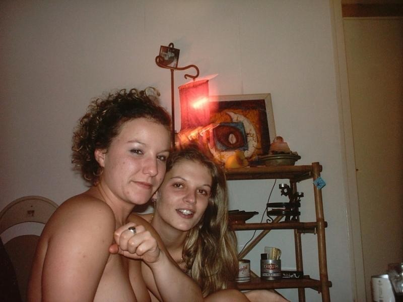 Amanti lesbiche birichine che si scatenano nude #77027849
