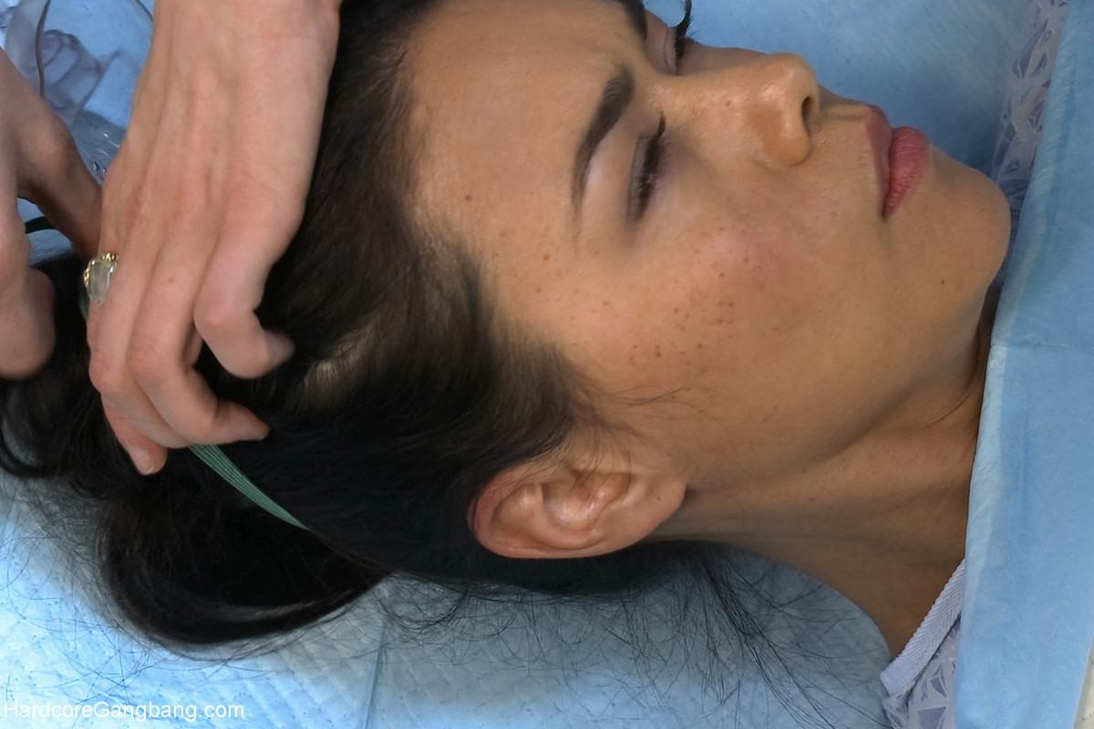 Hardcore gangbang im Krankenhaus asiatischen Patienten wird gefickt von einer Gruppe von kinky medic
 #68809930
