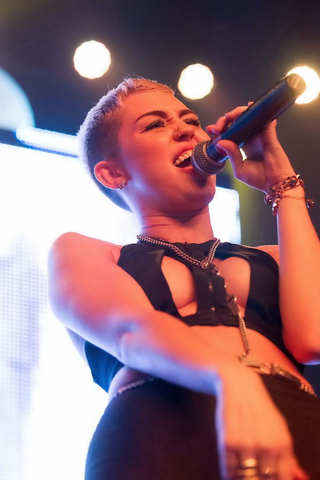Miley cyrus en diminutas mallas de vientre en directo en el conc de creampies de navidad de borgore
 #75246405
