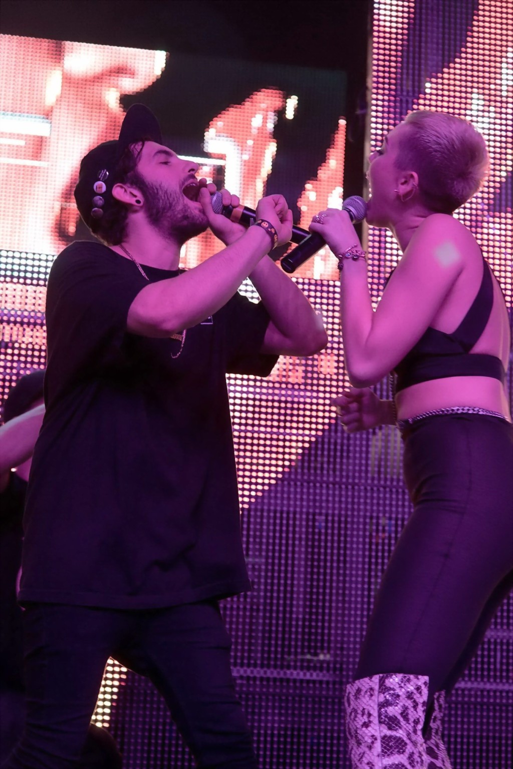 Miley cyrus in winziger bauchfreier Strumpfhose live bei borgore's christmas creampies conc
 #75246451