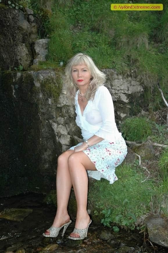 Sue, milf fétichiste en nylon, pose dans les bois.
 #73707619