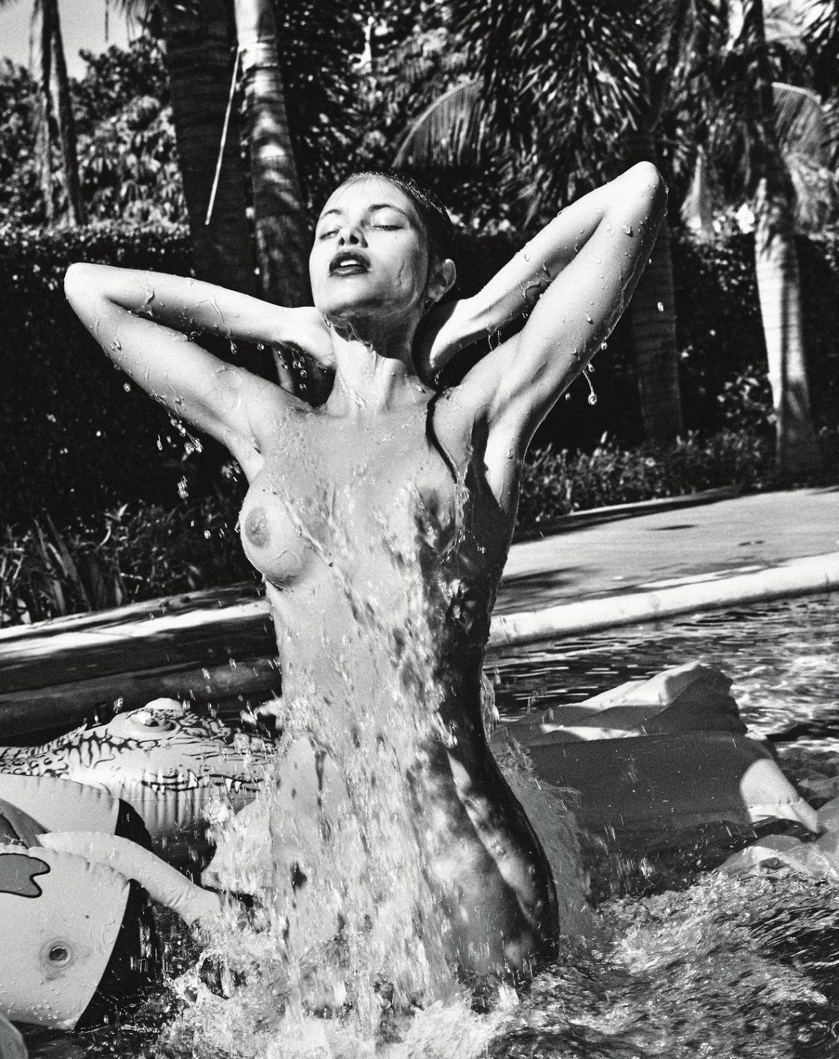 Yara khmidan zeigt ihre nassen Brüste und ihren Arsch im Pool für Leonardo Corredo
 #75195289