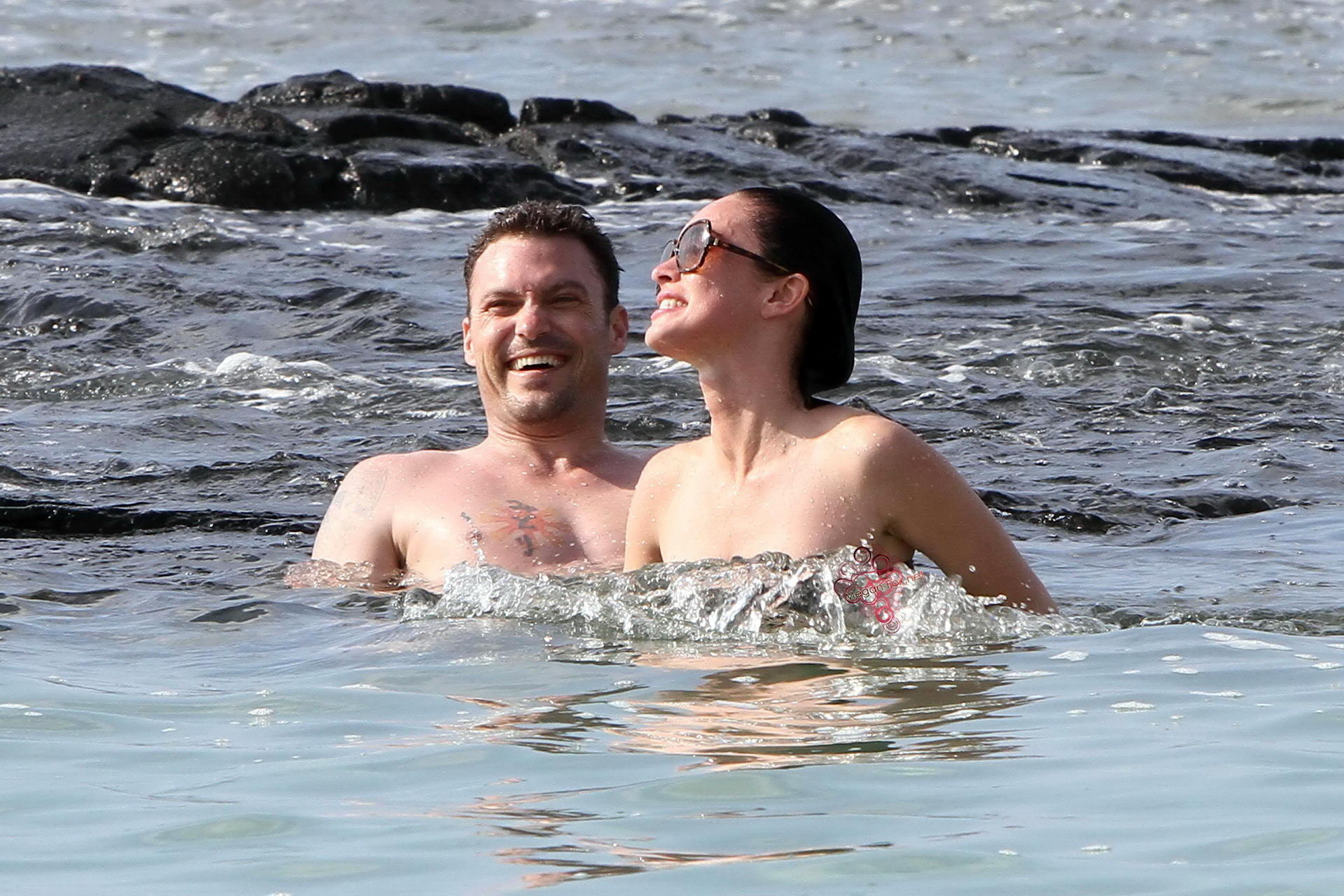 Megan Fox in strapless bikini having fun with a lucky prick on Hawaiian beach #75346778
