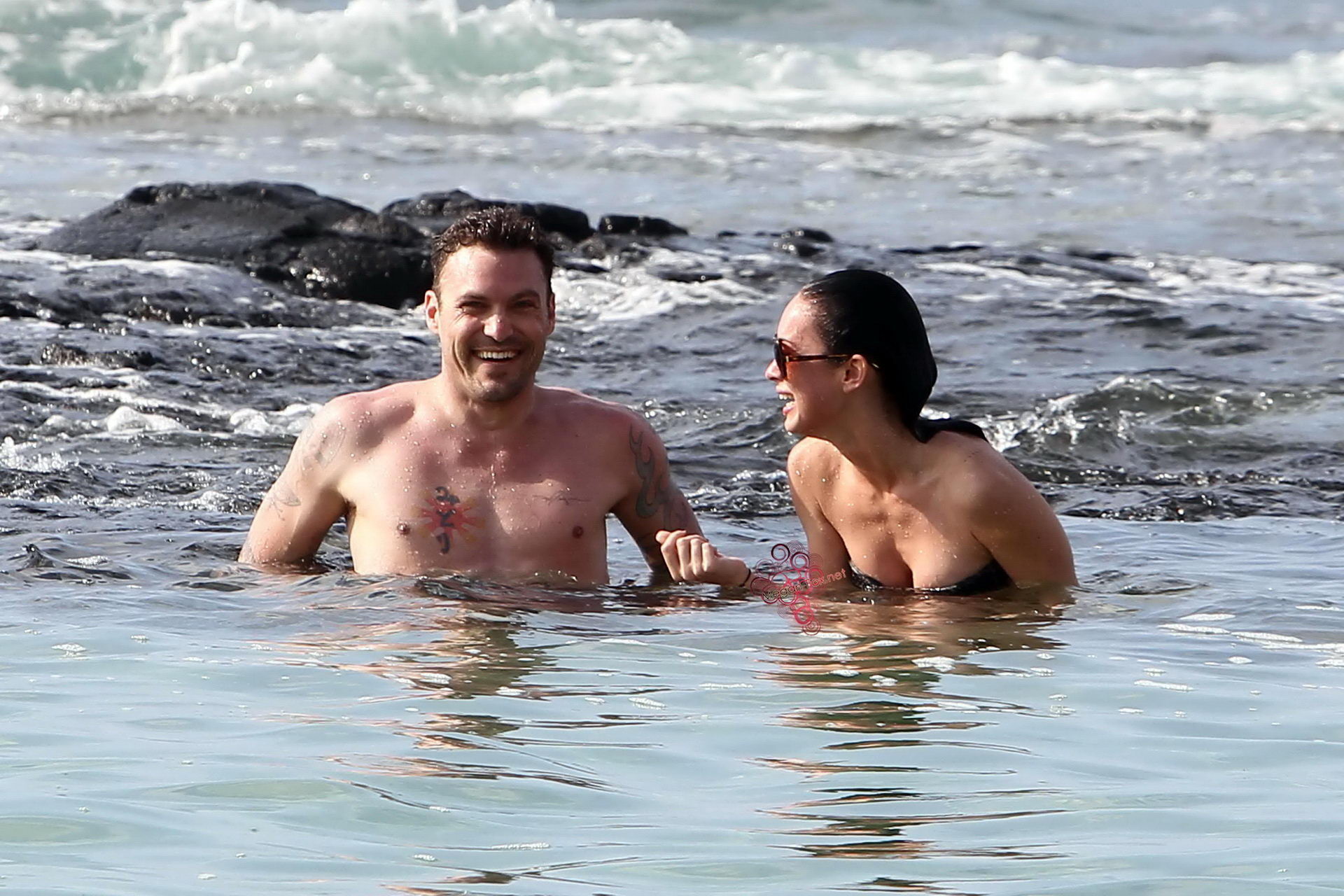 Megan Fox in strapless bikini having fun with a lucky prick on Hawaiian beach #75346791