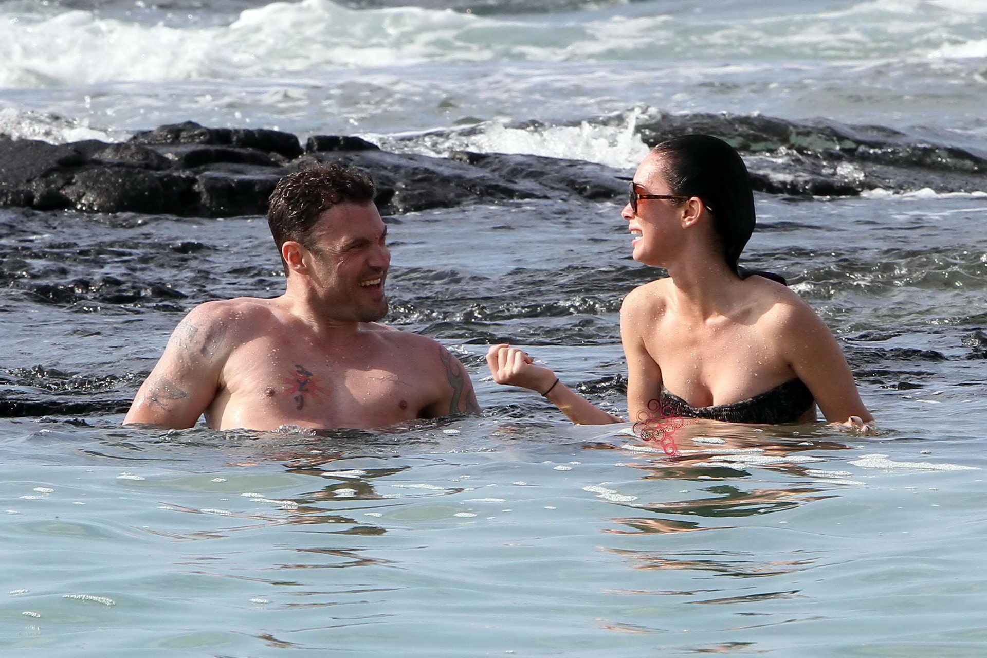 Megan Fox in strapless bikini having fun with a lucky prick on Hawaiian beach #75346813