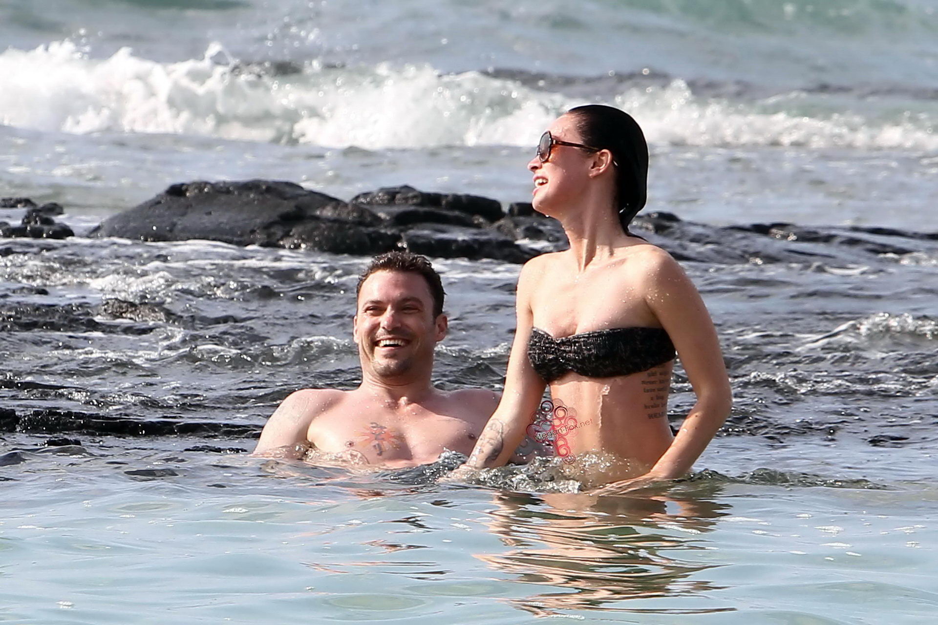 Megan Fox in strapless bikini having fun with a lucky prick on Hawaiian beach #75346827