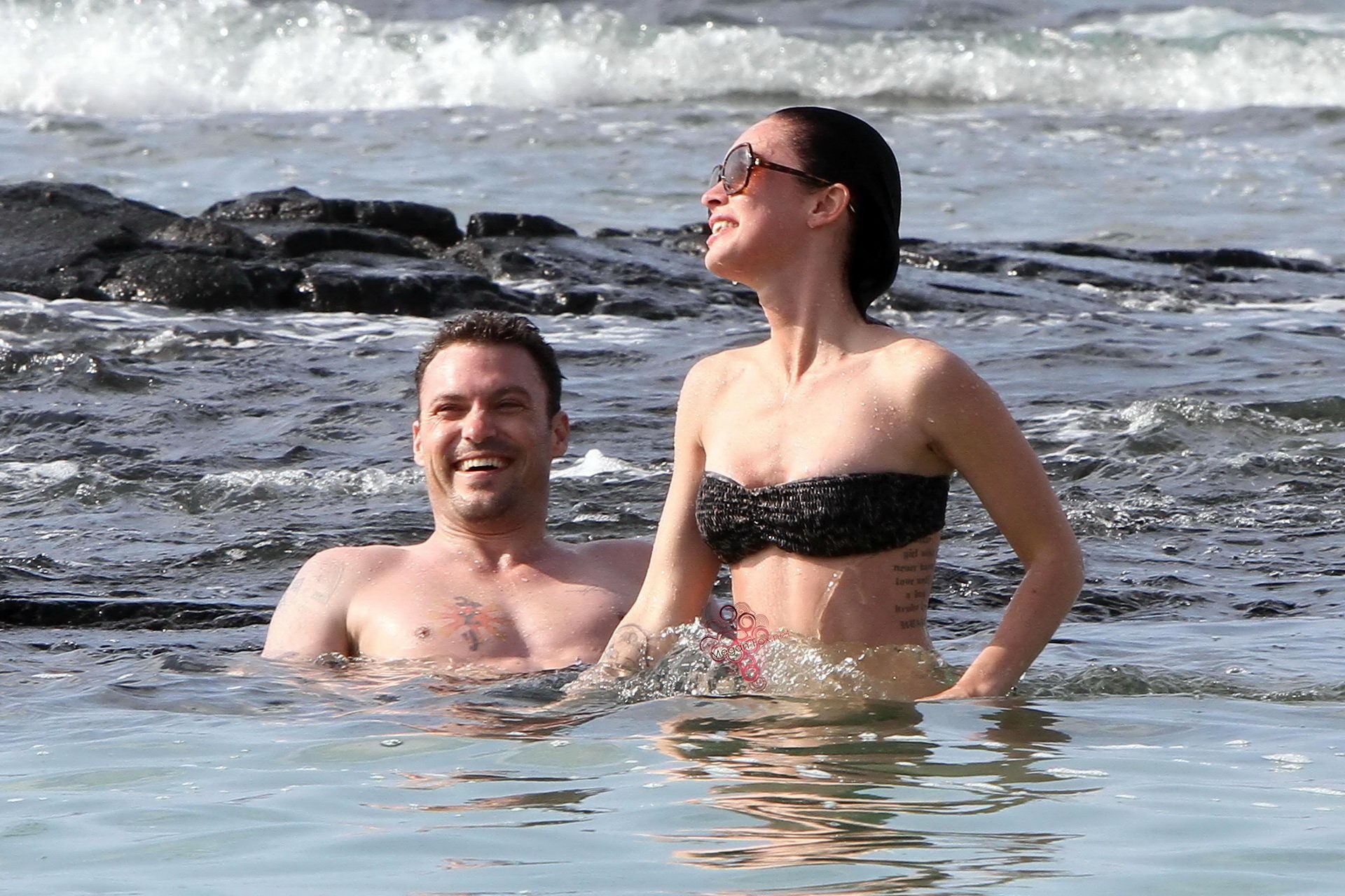 Megan Fox in strapless bikini having fun with a lucky prick on Hawaiian beach #75346835