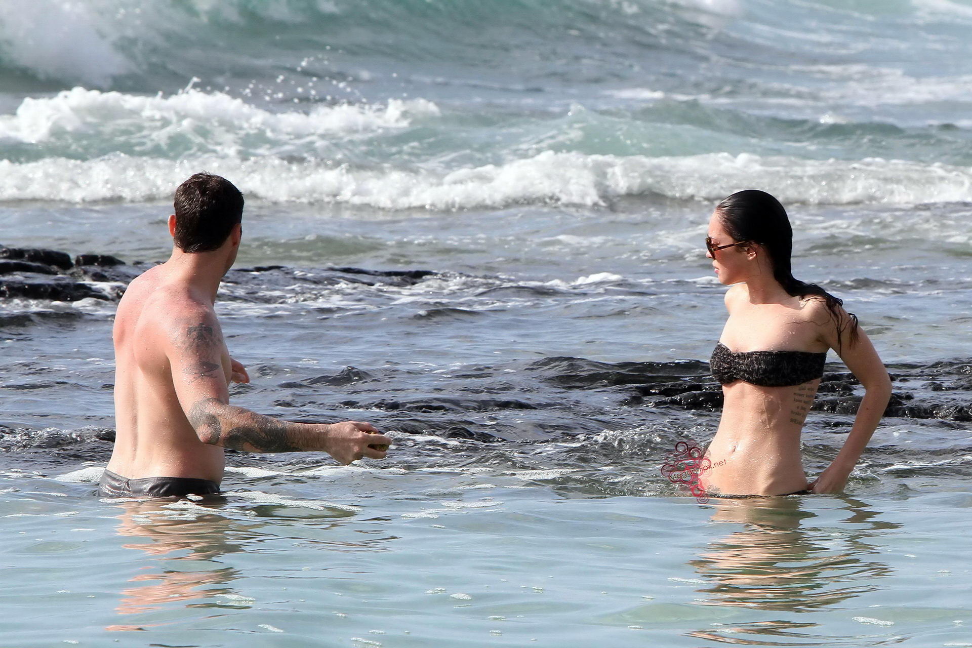Megan Fox in strapless bikini having fun with a lucky prick on Hawaiian beach #75346844