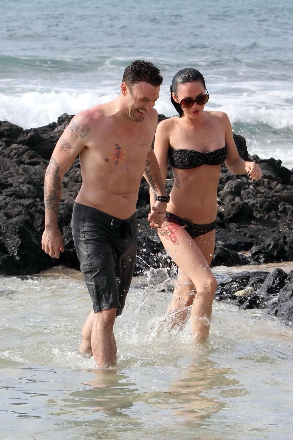 Megan Fox in strapless bikini having fun with a lucky prick on Hawaiian beach #75346852