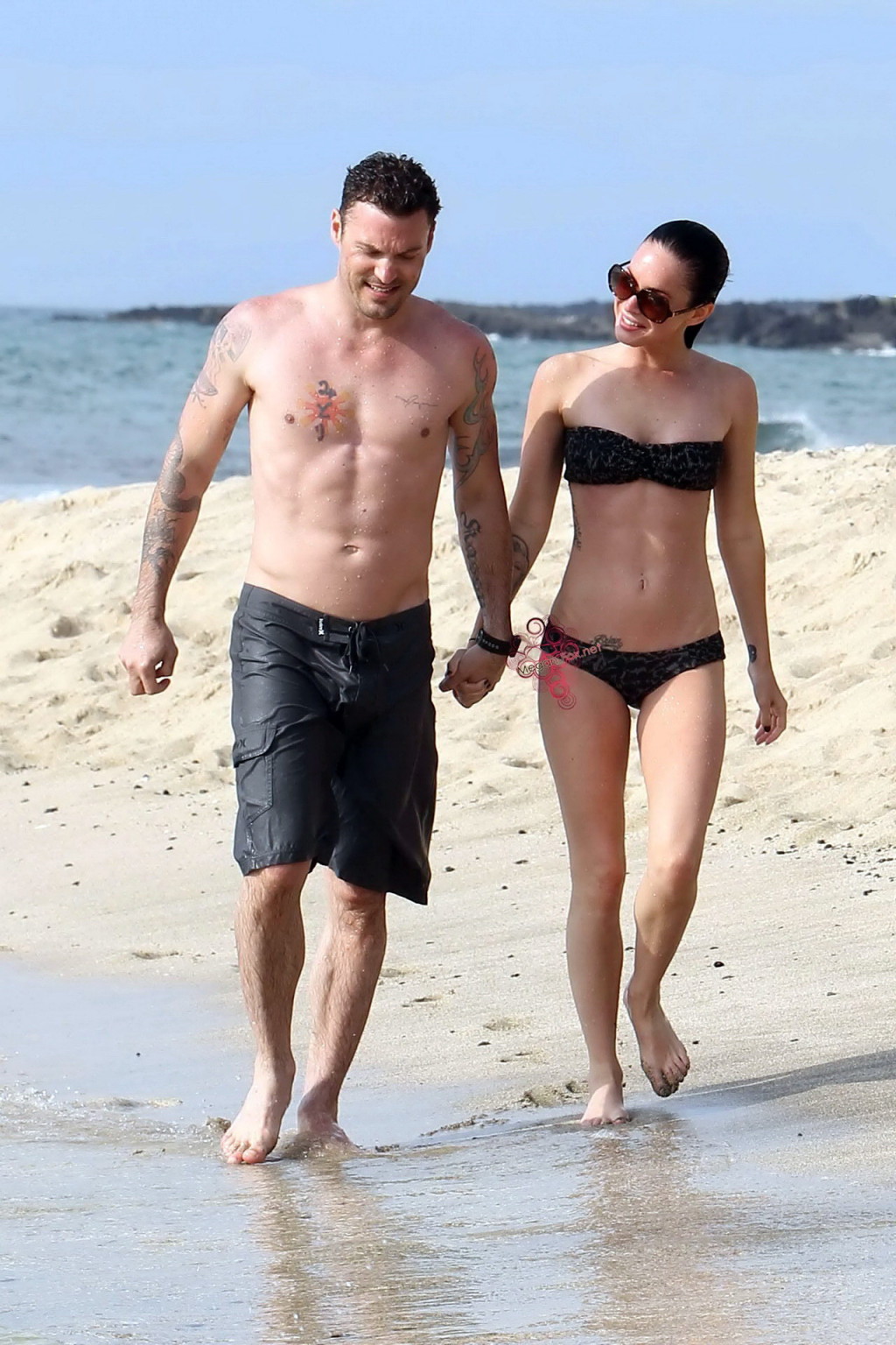 Megan Fox in strapless bikini having fun with a lucky prick on Hawaiian beach #75346865