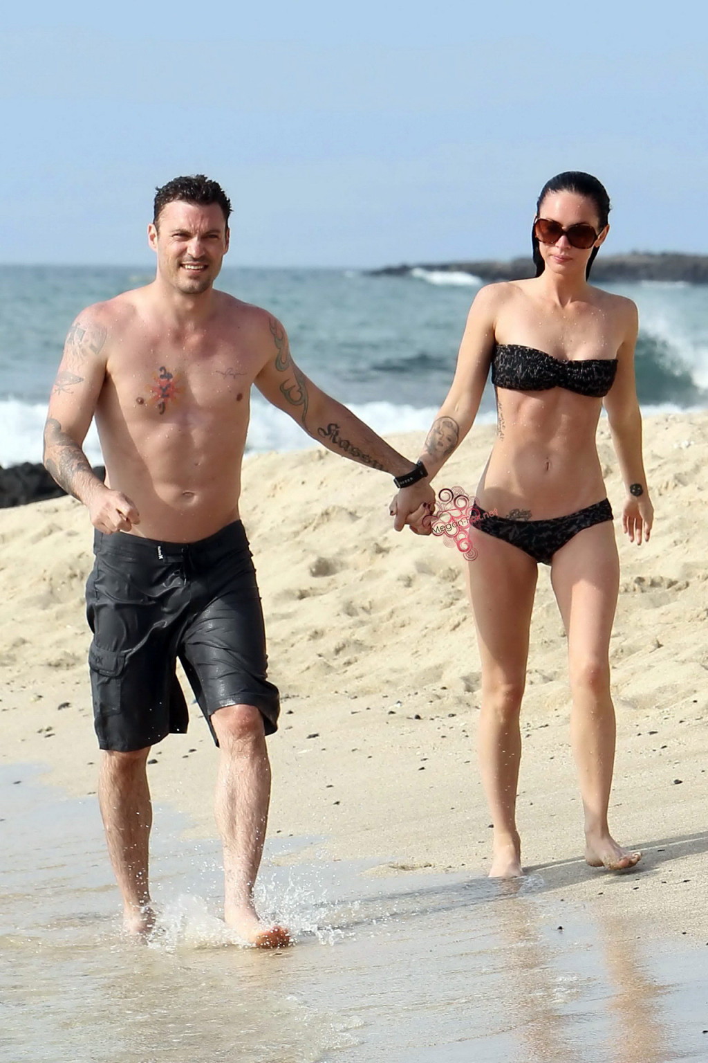 Megan Fox in strapless bikini having fun with a lucky prick on Hawaiian beach #75346878