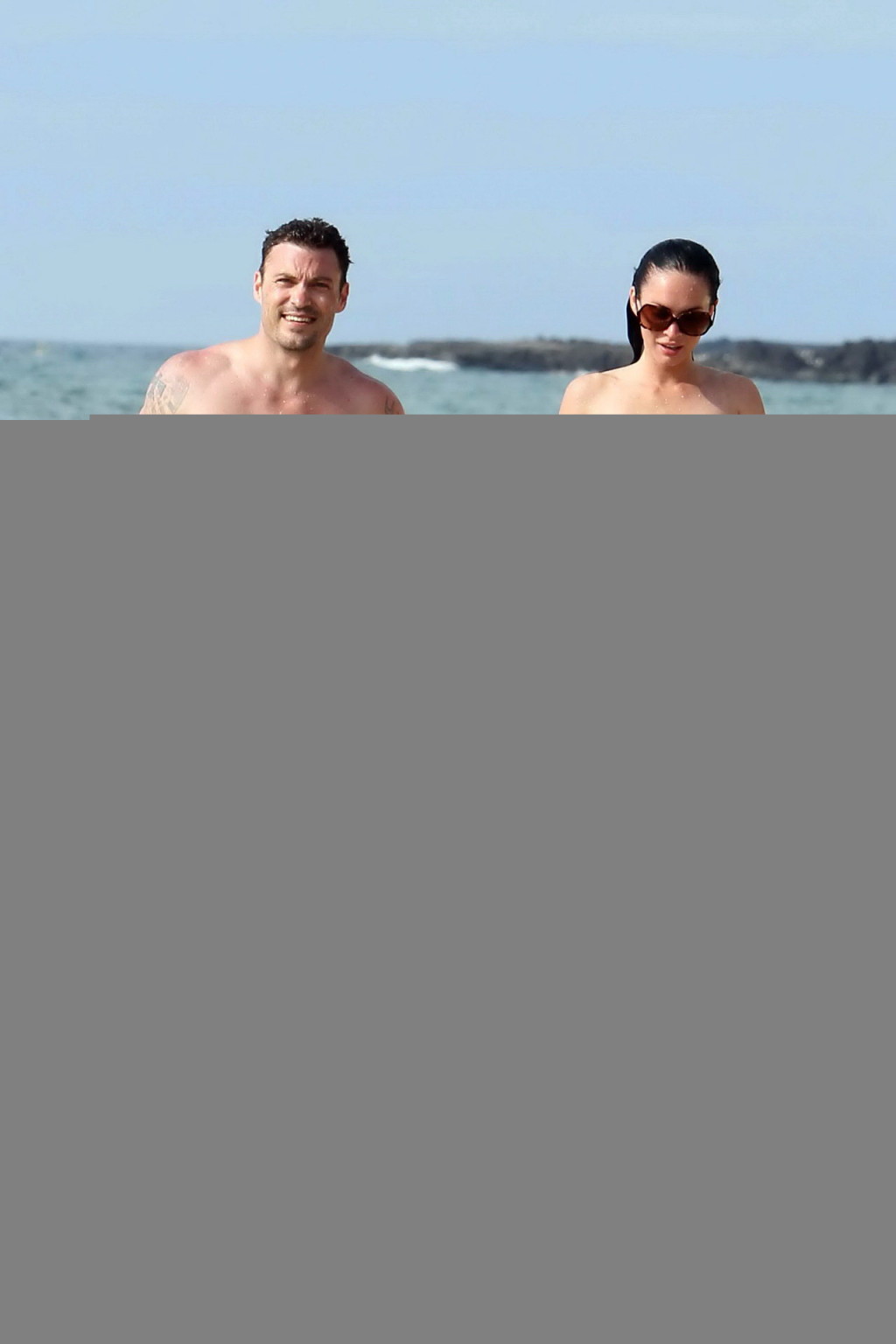 Megan Fox in strapless bikini having fun with a lucky prick on Hawaiian beach #75346885