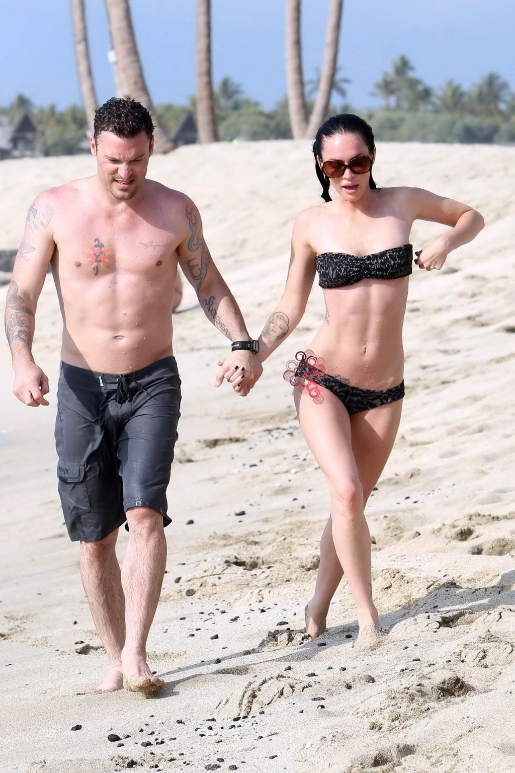 Megan Fox in strapless bikini having fun with a lucky prick on Hawaiian beach #75346898