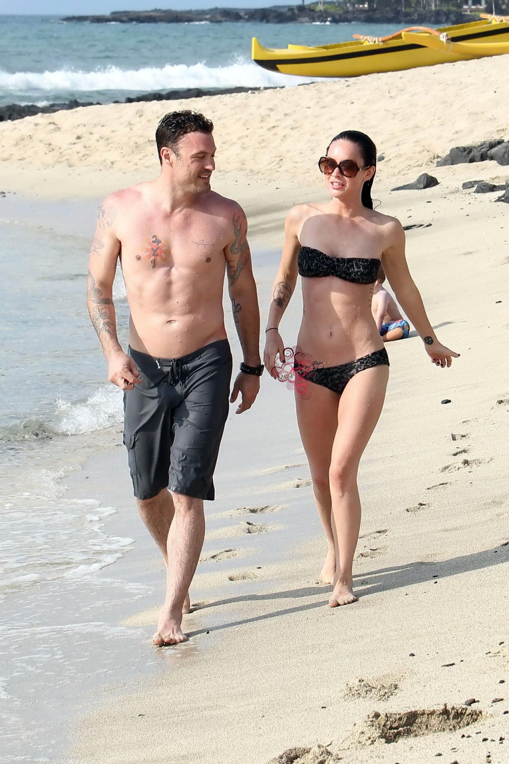 Megan Fox in strapless bikini having fun with a lucky prick on Hawaiian beach #75346910