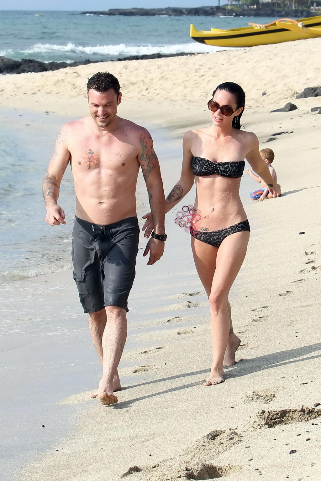 Megan Fox in strapless bikini having fun with a lucky prick on Hawaiian beach #75346914