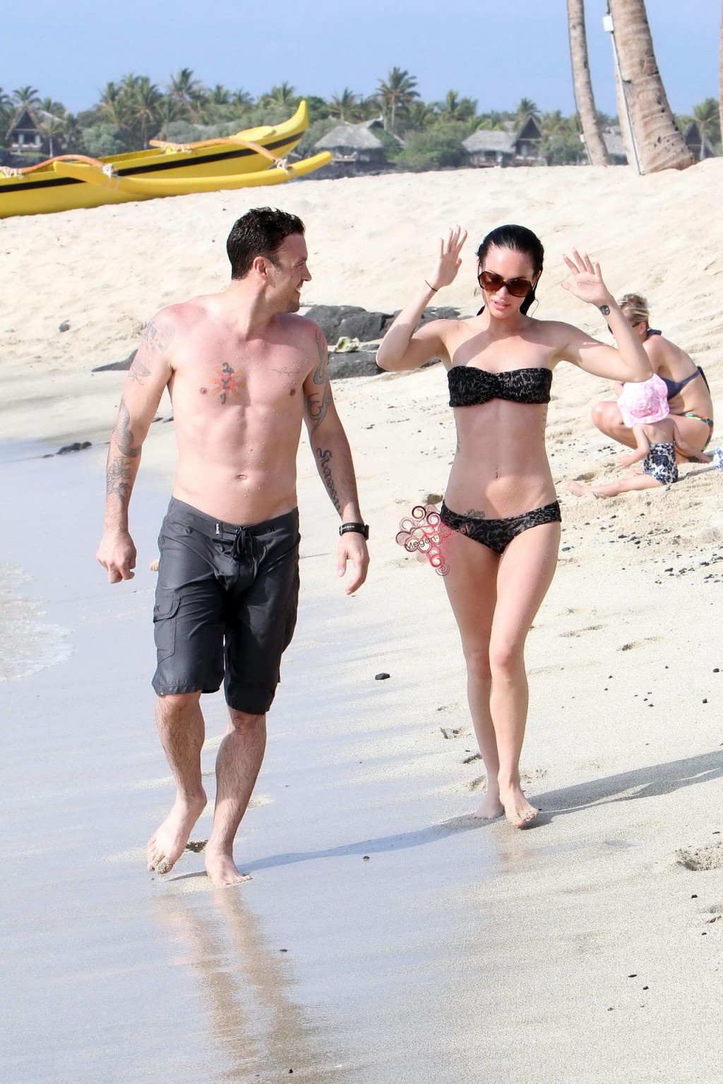 Megan Fox in strapless bikini having fun with a lucky prick on Hawaiian beach #75346923